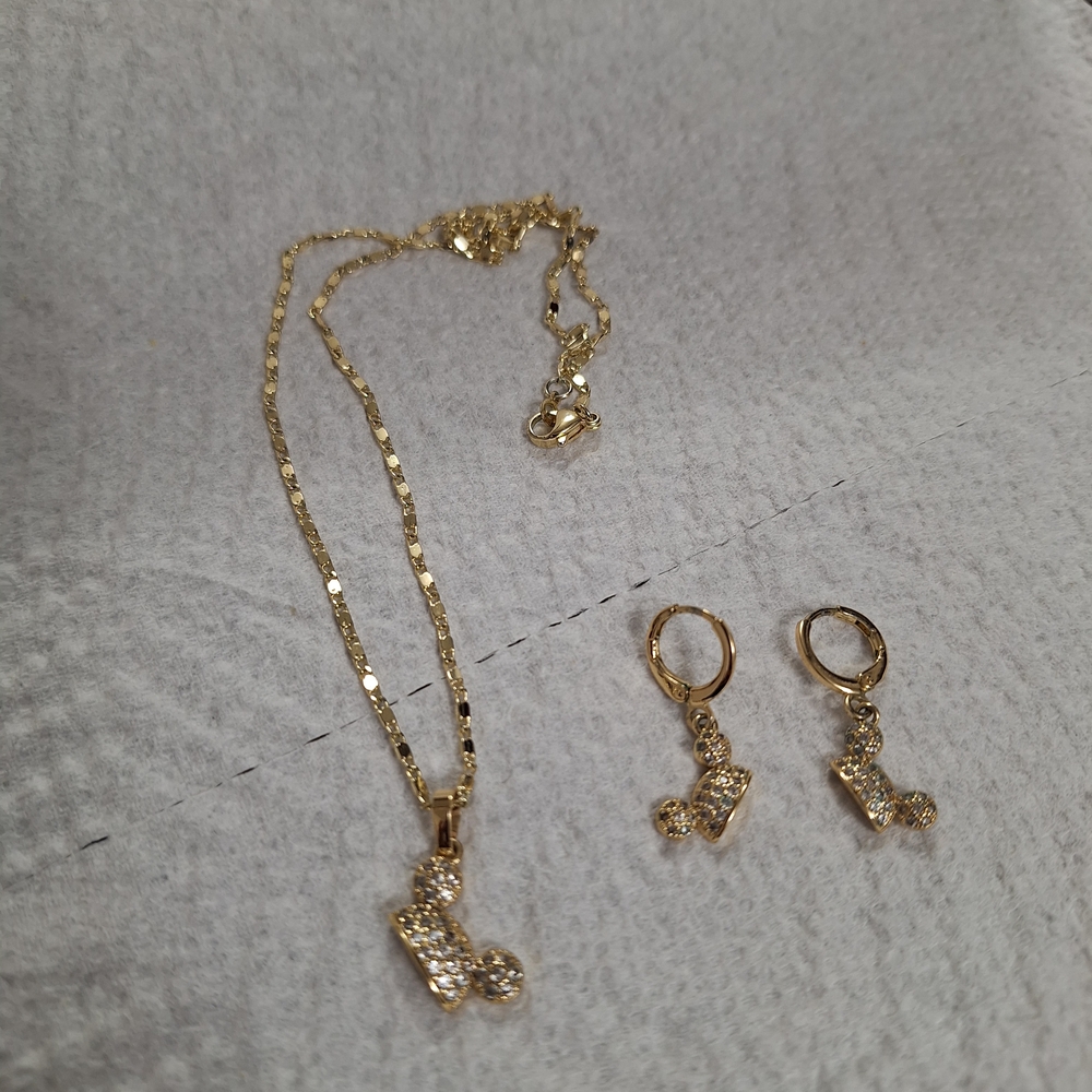 Elegant Gold Jewelry Set with Pendant and Earrings